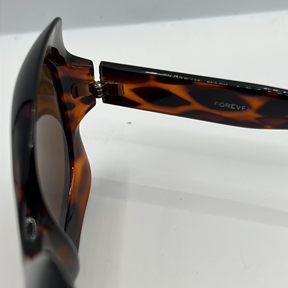 Vintage oversized tortoise shell sunglasses - Picture 7 of 10